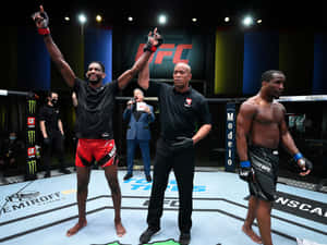 UFC 拳手在八角籠中獲勝，裁判舉起他的手。 — 運動 壁紙