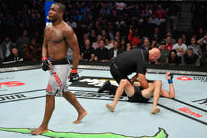 MMA拳手在勝利後走開，裁判檢查倒下的對手。 — 運動 壁紙