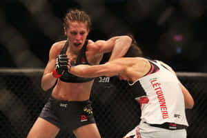 兩名女性MMA拳手在鐵籠內進行高能量比賽。