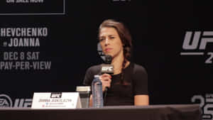 Joanna Jedrzejczyk 在UFC記者會上手持麥克風。