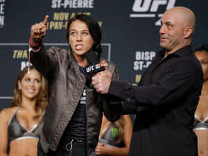 UFC拳手在記者會上接受光頭採訪者採訪。