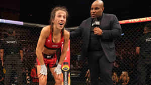 UFC選手在八角籠內與旁述員慶祝勝利。