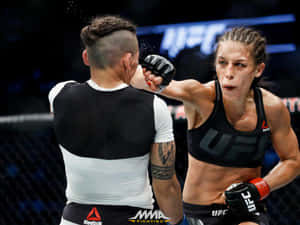 女性MMA拳手在UFC比賽中出拳。