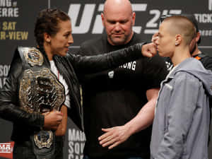 兩位女性MMA拳手在UFC稱重時與裁判對峙。