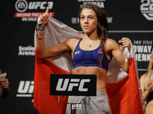 UFC拳手在稱重時手持波蘭國旗