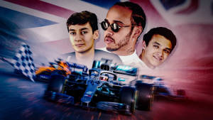 三位F1車手與賽車和格子旗，背景為英國國旗日落。