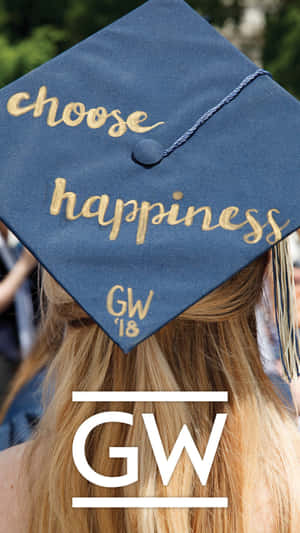 畢業生戴著藍色帽子，上面有金色文字choose happiness和GW 18 — 畢業 壁紙