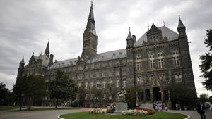 哥德式大學建築，石塔，人們在校園裡行走。