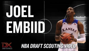 Joel Embiid 身穿堪薩斯球衣手持籃球，用於NBA選秀考察影片。