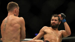 MMA拳手在八角籠中比賽後慶祝勝利。