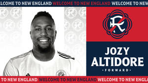 足球運動員Jozy Altidore身穿白色球衣，帶有「Welcome to New England」橫幅和球隊標誌。 — 足球 壁紙