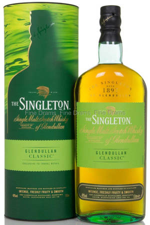 一瓶Singleton威士忌及其綠色管狀包裝。