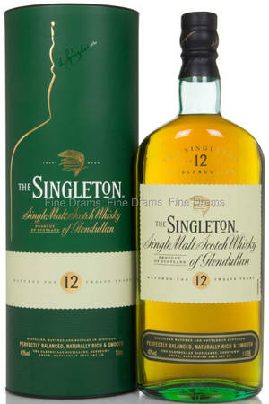 一瓶Singleton 12年威士忌及其綠色包裝，置於白色表面上。