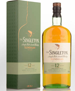 一瓶Singleton 12年威士忌及其綠色盒子，白色背景。