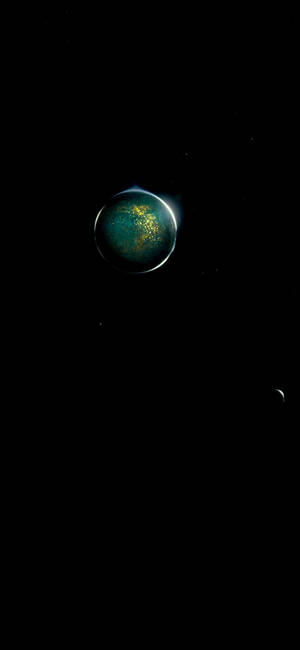 一顆帶有金色斑點的青綠色行星在深邃太空中，伴有一顆小衛星。