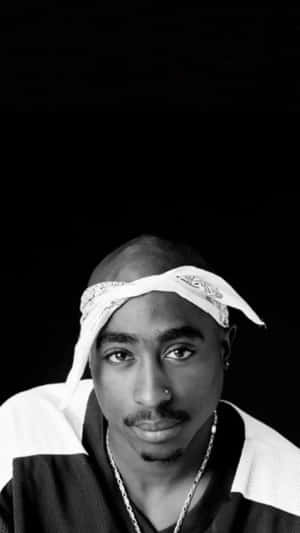 Tupac Shakur的黑白肖像，戴著頭巾和鏈條。