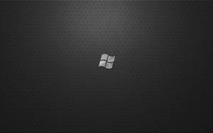 深色穿孔皮革背景上的銀色Windows標誌 — 視窗 壁紙
