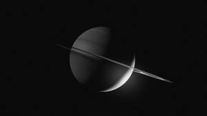 土星帶環的黑白太空視圖