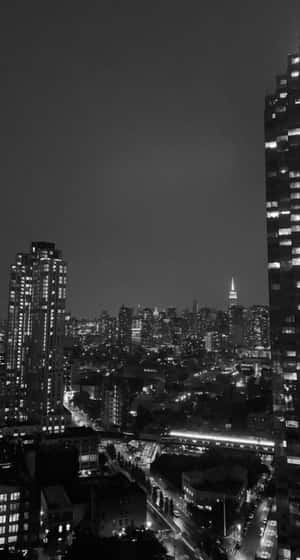 密集城市天際線的黑白夜景，建築物燈火通明。