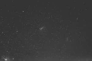 星夜，可見星雲和遙遠星系。 — MacBook 壁紙