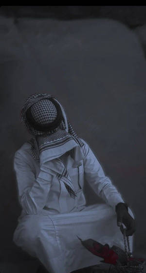 一個穿著傳統服飾的男人在昏暗的環境中手持念珠。