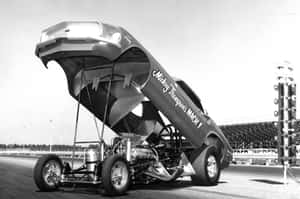 Mickey Thompson NHRA直線加速賽車在賽道上掀起引擎蓋