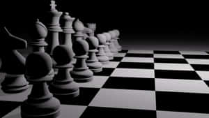 棋子以灰階排列在棋盤上，背景為黑色。 — 國際象棋 壁紙