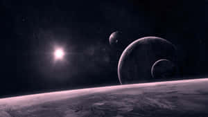 繁星點點的夜空中，一顆帶有兩顆衛星和明亮恆星的紫色外星行星。 — 太空 壁紙
