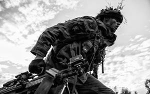 全副武裝的士兵在陰天下持步槍