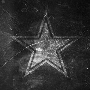 一顆帶刮痕的星星蝕刻在深色紋理表面上。