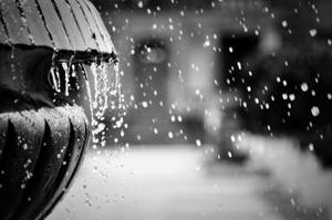 雨滴從雨傘落下，在雨中的城市場景。 — 雨 壁紙