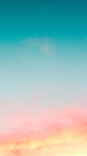 柔和雲彩與漸變色彩的粉彩日落天空。