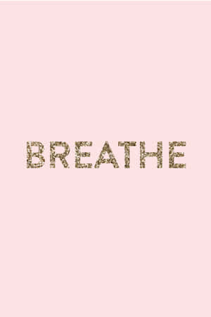 閃爍金色文字在柔和的粉紅色背景上寫着 'breathe'。 — POCO Pad 壁紙