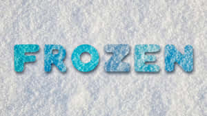 在雪地上用冰製成的單詞 frozen。 — 冬日美學 壁紙