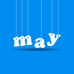 單詞 may 用繩子懸掛在藍色背景上。 — 夏日氣息 壁紙