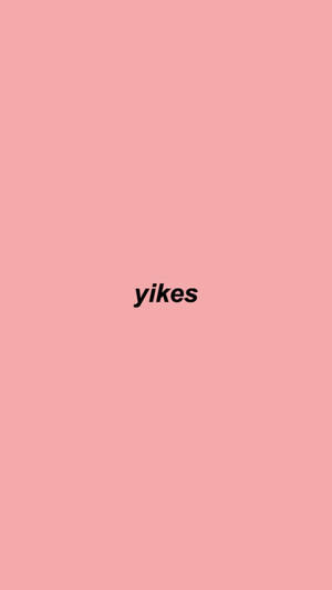 在純色粉紅色背景上顯示粗體黑色文字 yikes。 — 粉彩粉紅色 壁紙