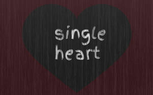一個深色心形，上面用粉筆在栗色金屬背景上寫着「single heart」。