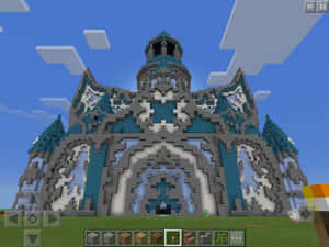 喺藍天底下，用灰色同青綠色方塊砌成嘅Minecraft城堡。 — 型格 Minecraft 壁紙