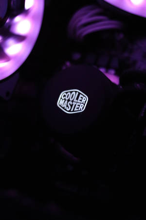 喺黑暗嘅電腦機箱入面，由紫色LED燈照亮嘅Cooler Master CPU散熱器蓋嘅特寫。 — 黑色電話 壁紙