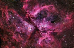 在深空中，一個色彩繽紛的星雲，帶有粉紅色和紫色的雲層以及明亮的星星。