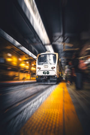 隧道中高速行駛的火車，燈光和月台模糊。