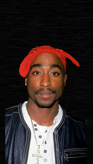 Tupac Shakur 戴住紅色頭巾同皮褸，仲有十字架頸鏈。