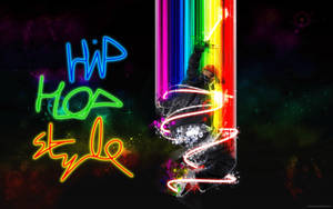 霓虹塗鴉藝術家在宇宙黑暗中繪製發光的痕跡，並帶有「Hip Hop Style」文字。