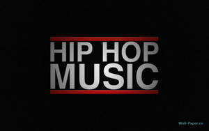 銀色文字顯示 hip hop music，由黑色背景上的紅色條紋框住。