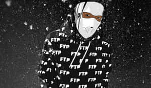 在飄雪中，戴著面具和印有 'FTP' 文字的連帽衫的人。