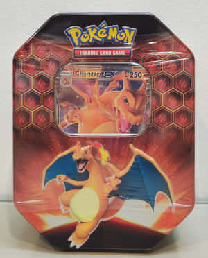 帶有 Charizard GX 藝術作品的寶可夢集換式卡牌遊戲鐵盒。 — Galaxy Z Fold 5 壁紙