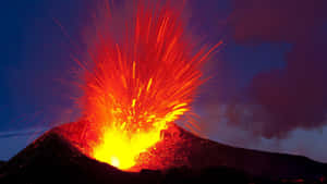 火山噴發，明亮的熔岩映襯著黑暗的夜空。 — 熔岩龍 壁紙