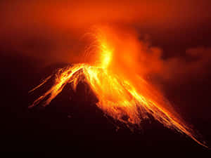 火山爆發，明亮的橙色熔岩映襯著黑暗的夜空。