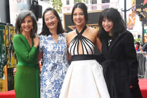 四位女性在好萊塢活動的紅地毯上開心地擺姿勢。 — 尚氣 壁紙