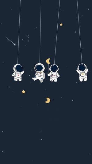 四個卡通太空人在佈滿星星的夜空中的繩索上盪來盪去，有月亮和流星。 — 可愛卡通 壁紙
